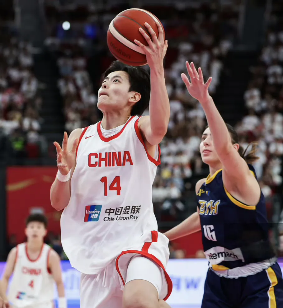 里昂训练开放日，转会期强势反弹引欢呼，CBA常规赛在即，阵容厚度经受考验的简单介绍