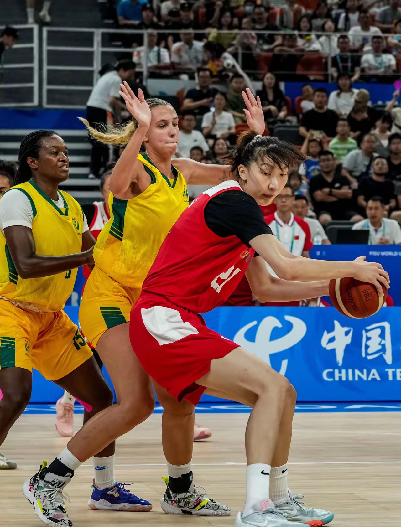 纽约尼克斯训练开放日，赛前远射贴柱引欢呼，CBA常规赛在即，团队化学反应显著的简单介绍